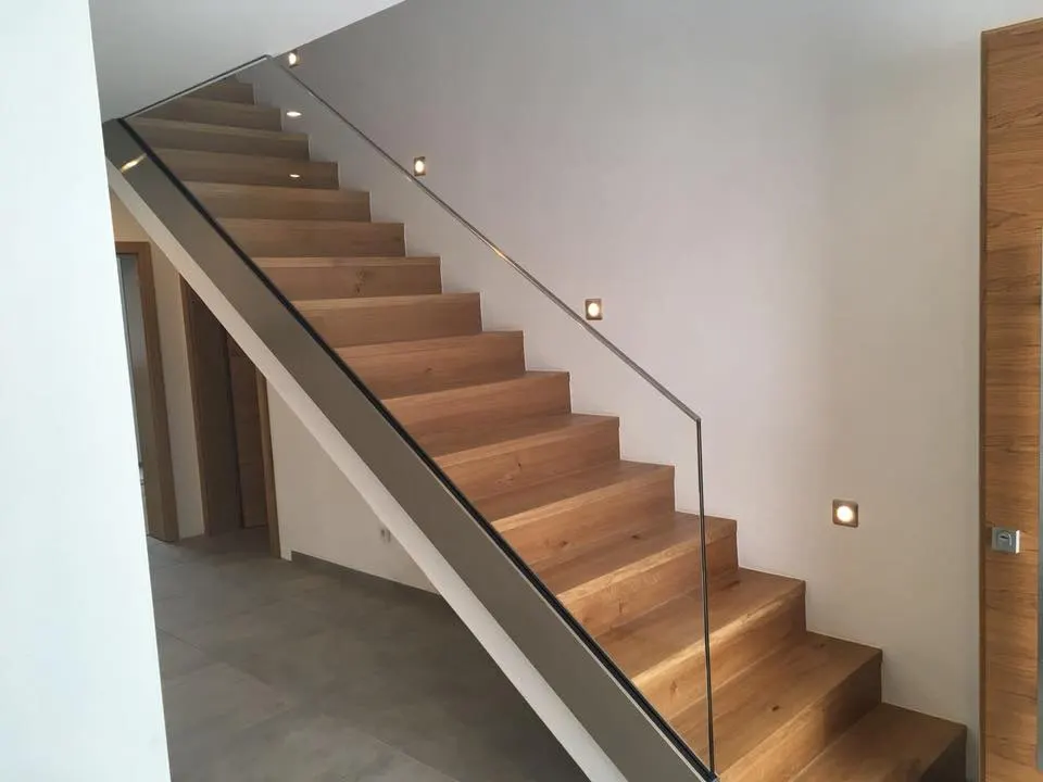 Glasbrüstung für moderne Treppe
