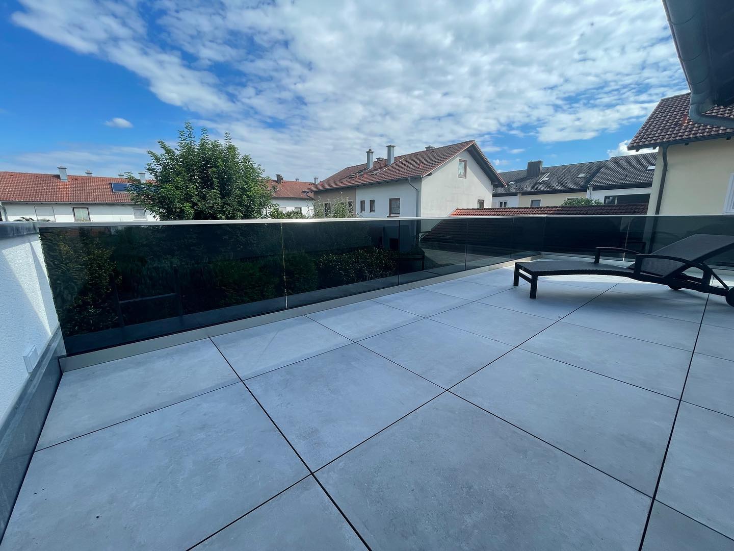 Elegante Glasbrüstung als Balkonverglasung auf einer Dachterrasse, realisiert in Vilsbiburg von Glaserei Oberhauser