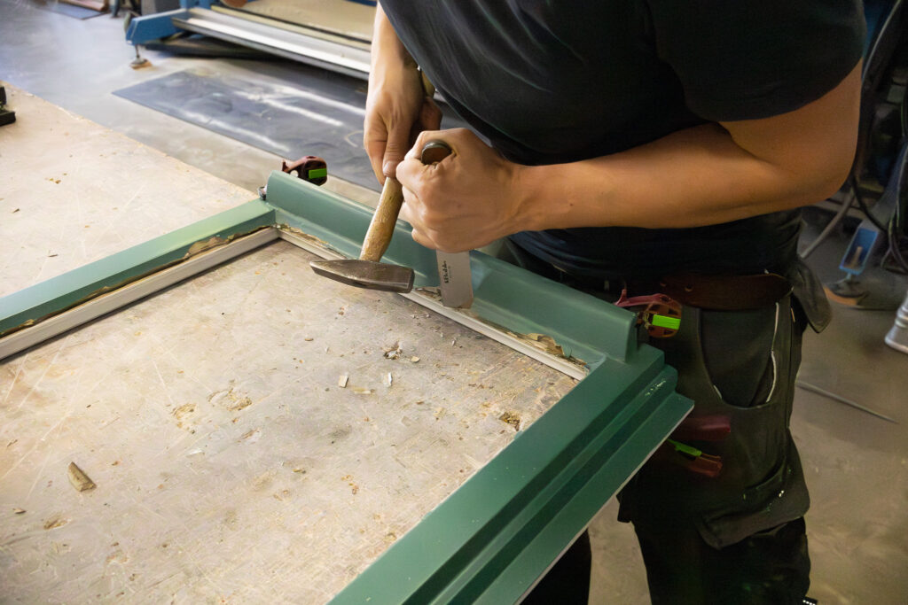 Anpassung eines Fensterrahmens für neue Verglasung
Fensterrahmen wird für Glasersatz vorbereitet
Bearbeitung eines Holzfensterrahmens zur Aufnahme neuer Glasscheibe