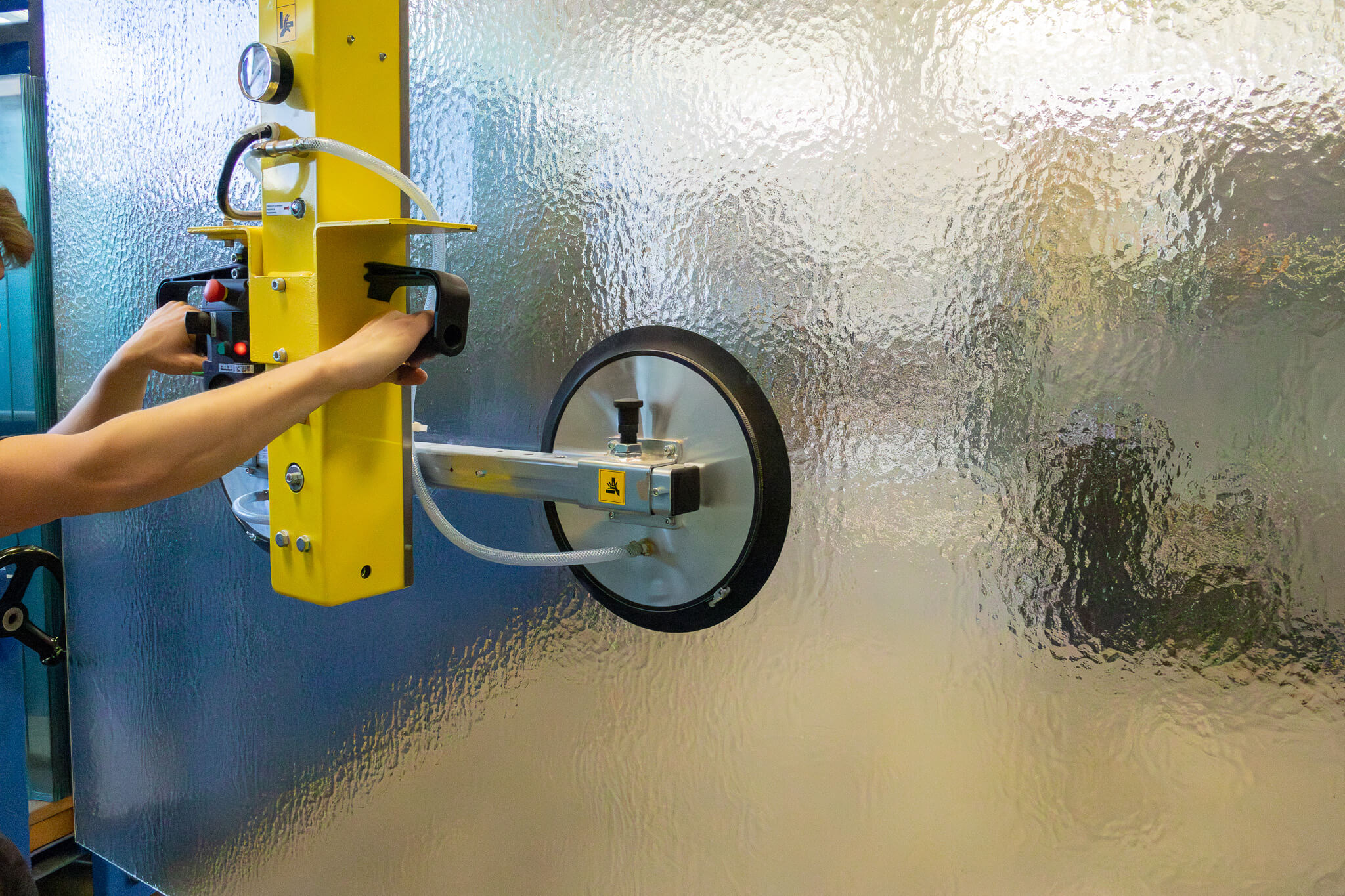 Montage von Glasscheibe mit Saugnapfträgern
Professionelle Glasverarbeitung mit Vakuum-Saugnäpfen
Sichere Handhabung großer Glasscheiben mit Saughebern im Einsatz