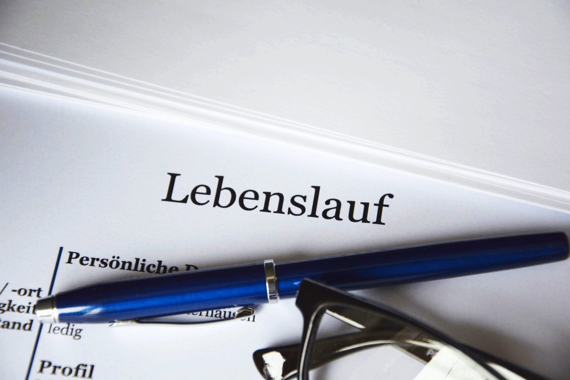 Lebenslauf mit Kugelschreiber und Brille als Symbol für eine Bewerbung bei der Glaserei Wolfgang Oberhäuser – Einstieg in den Beruf im Handwerk oder Glasbau.